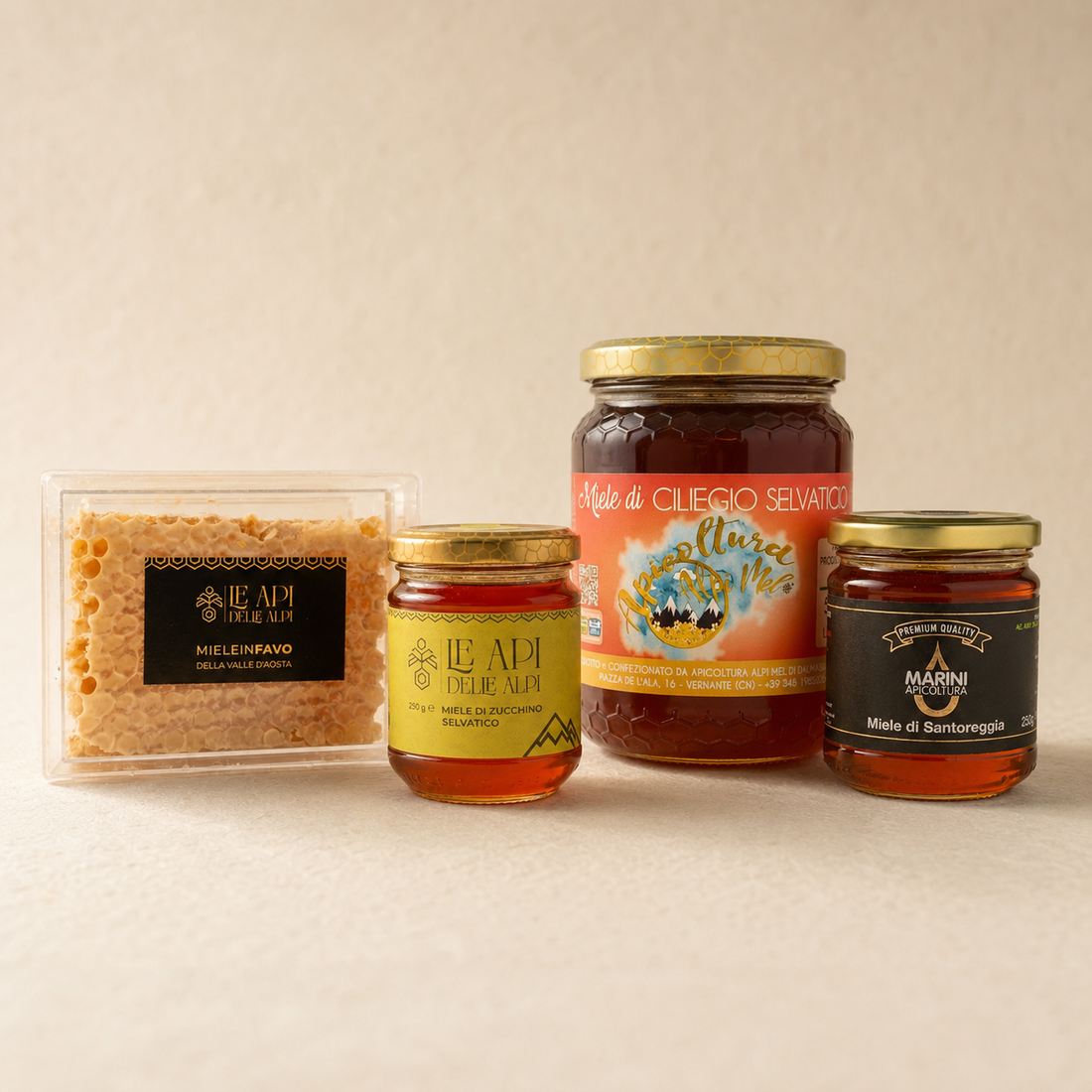 Packshot dei mieli rari Italian Honey Hub con miele in favo e vasetti artigianali